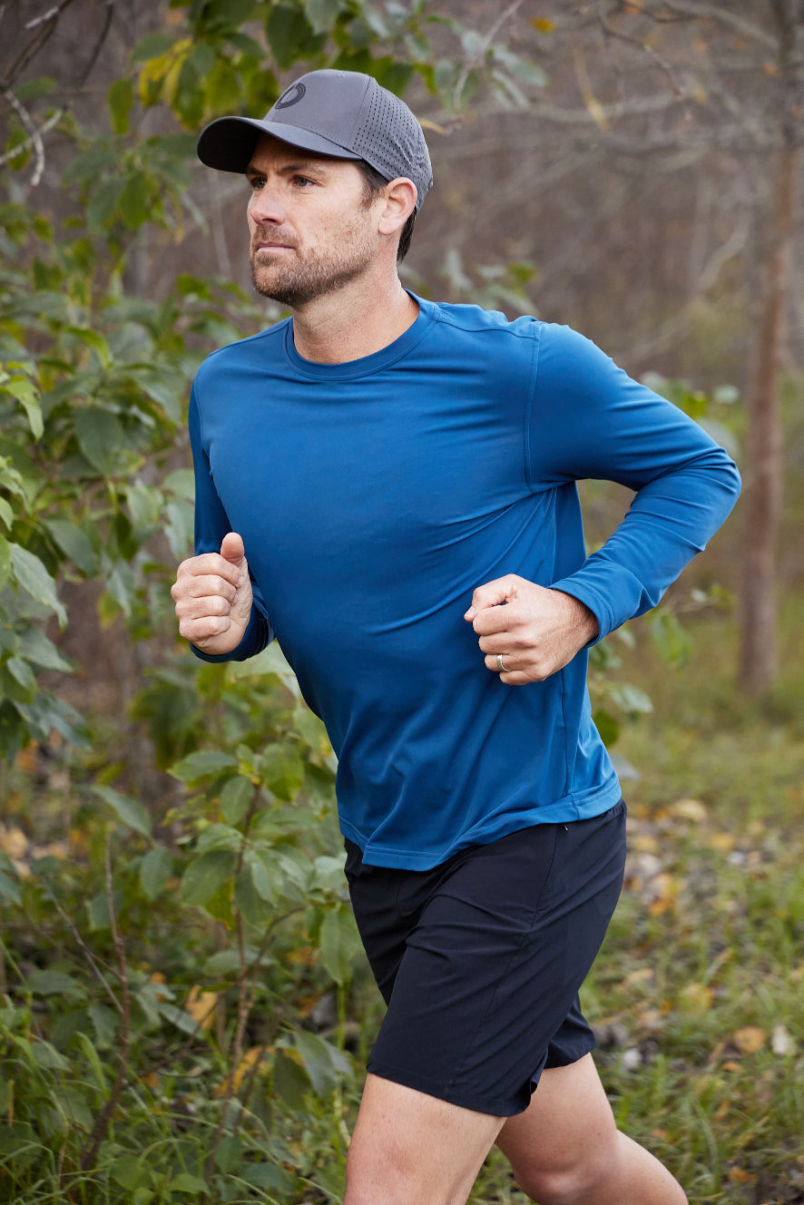 Running in the fly lite cape Maru Clothing 